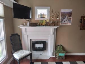 a living room with a fireplace with a tv above it at Betty Lous Garden in Nashville