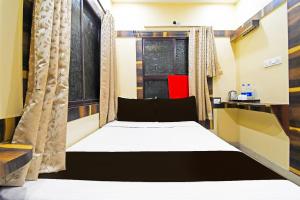 ダンバードにあるHotel O Atithi Restro And Cafeの窓とベッドのある部屋のベッド sidx sidx sidx +23枚の写真