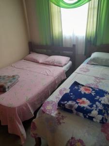 two beds sitting next to each other in a bedroom at Casa São Thomé in São Thomé das Letras