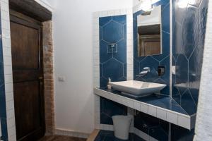 Koupelna v ubytování Maestosa Roccaforte dei Principi, 3 piani tutti per voi!