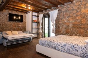 Postel nebo postele na pokoji v ubytování Maestosa Roccaforte dei Principi, 3 piani tutti per voi!
