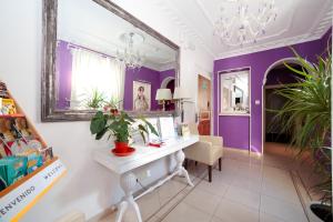 Pokój z biurkiem i fioletową ścianą w obiekcie Hostal Adriano w Madrycie