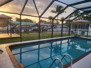 迈尔斯堡Pelican Coast的享有度假村景致的游泳池