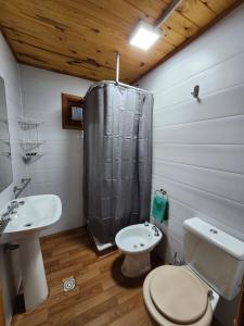 un baño con inodoro y lavabo en Rincon Soñado, en La Porteña