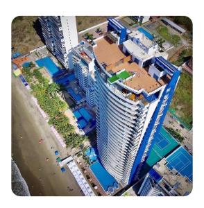 einen Blick über ein großes Gebäude am Strand in der Unterkunft Tonsupa, Suite Grand Diamond Beach in Tonsupa