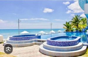 ein Resort mit zwei Whirlpools im Hintergrund in der Unterkunft Tonsupa, Suite Grand Diamond Beach in Tonsupa