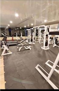 einen Fitnessraum mit weißen Geräten in einem großen Zimmer in der Unterkunft Tonsupa, Suite Grand Diamond Beach in Tonsupa