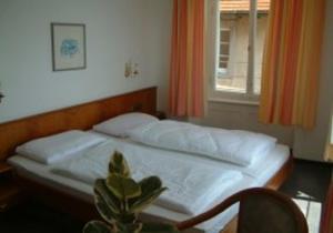 Hotel Strandcafé Dischinger tesisinde bir odada yatak veya yataklar