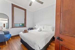 On Chapel St, The Royal Hotel Dalton客房内的一张或多张床位