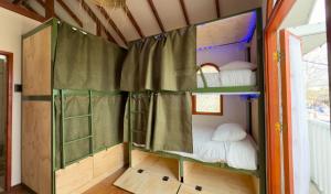 Ένα ή περισσότερα κρεβάτια σε δωμάτιο στο The Cool Hostel +37 φωτογραφίες