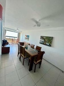 jadalnia ze stołem i krzesłami w obiekcie Vista Incrível - Coral Gables Apt 603 w mieście João Pessoa
