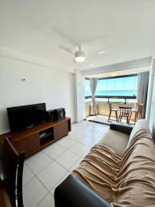 salon z kanapą i telewizorem z płaskim ekranem w obiekcie Vista Incrível - Coral Gables Apt 603 w mieście João Pessoa +16 zdjęć