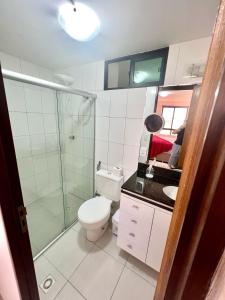 łazienka z toaletą, prysznicem i umywalką w obiekcie Vista Incrível - Coral Gables Apt 603 w mieście João Pessoa