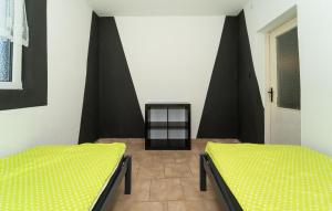 Posteľ alebo postele v izbe v ubytovaní Cozy Apartment In Benkovac With Wifi
