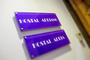 Certyfikat, podpis lub inny dokument wystawiony w obiekcie Hostal Adriano