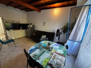 Kuchyň nebo kuchyňský kout v ubytování cabaña 83 Santorini + 10 fotografií