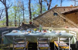 a table with a green and white checkered table cloth at 4 Bedroom Nice Home In Pergola in Pergola