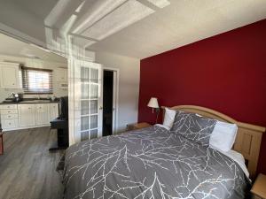 Łóżko lub łóżka w pokoju w obiekcie Lakeshore Suites