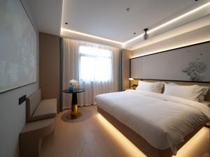 Voodi või voodid majutusasutuse Liuxiang Shangcui Hotel toas