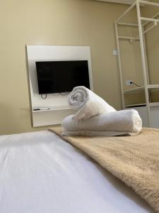 Uma TV ou centro de entretenimento em Sr Hotel