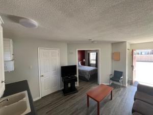 Telewizja i/lub zestaw kina domowego w obiekcie Lakeshore Suites