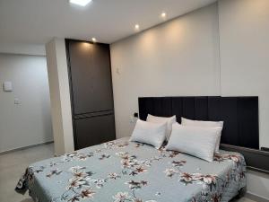 Ένα ή περισσότερα κρεβάτια σε δωμάτιο στο Flat em Intermares +9 φωτογραφίες