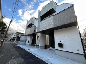 un bâtiment au bord d'une rue dans l'établissement Ochiai Open House, à Tokyo