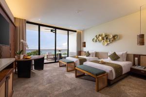 沙努尔Sumitra Luxury Villas & Resort by Pramana的酒店房间有两张床，可以欣赏美景
