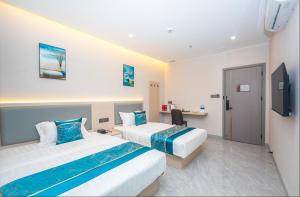 سرير أو أسرّة في غرفة في Zhuhai Xiangzhou Yijing Express Hotel