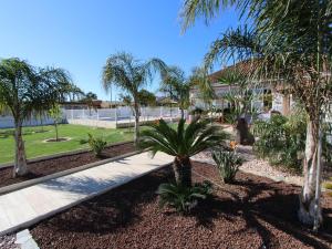 Vonkajšia záhrada v ubytovaní Casa con Piscina Privada Cerca del Mar, Mascotas Bienvenidas, WiFi Gratis, Playa para Perros - ES-184-39