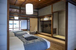 En eller flere senge i et værelse på NIPPONIA 福住 宿場町