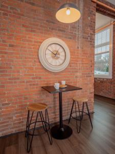 ceglana ściana ze stołem i dwoma stołkami w obiekcie Jennifer's Vibrant Historic Brick Loft Private Apartment w mieście Providence +23 zdjęcia