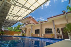 Bazén v ubytování Mifaña Suites - Panglao Island nebo v jeho okolí