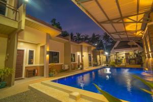 Bazén v ubytování Mifaña Suites - Panglao Island nebo v jeho okolí