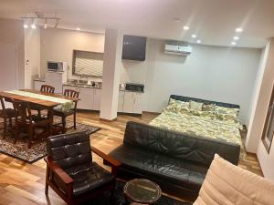 Cucina o angolo cottura di 映画館みたいなお部屋で非日常体験 キッチン付きで家族も安心 1日1組限定貸切ステイ シンカイハウス