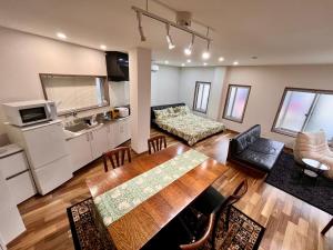 Cucina o angolo cottura di 映画館みたいなお部屋で非日常体験 キッチン付きで家族も安心 1日1組限定貸切ステイ シンカイハウス