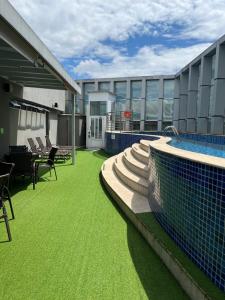 a balcony with a swimming pool and green grass at Flat particular no hotel Fusion in Brasilia