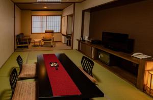 Uma TV ou centro de entretenimento em Hotel Taisetsu Onsen&Canyon Resort