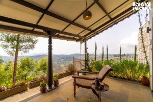 ウーティにあるUnder the Stars Luxury Stay at Lovedale ootyのパティオ(テーブル、椅子付) +39枚の写真