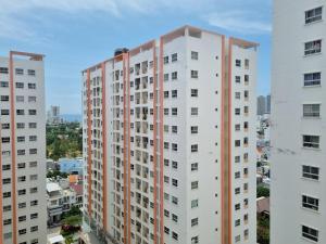 una vista aerea di due edifici alti di Kate's house Nha Trang - Apartment 60m2 2BR 2Bath, 5 min to beach a Nha Trang