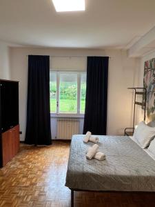 Un dormitorio con una cama con dos toallas encima. en Panorama Apartment Stresa, en Stresa 28 fotos más