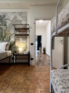 1 dormitorio con litera y pasillo en Panorama Apartment Stresa, en Stresa