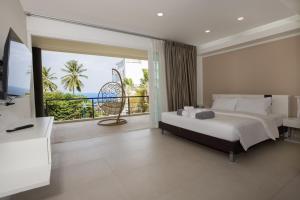 Μια τηλεόραση ή/και κέντρο ψυχαγωγίας στο Woodbridge Property at Karon Butterfly