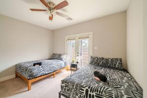 una camera da letto con due letti e un ventilatore a soffitto di Private, city view , 5 beds, 2 balconies, Jacuzzi a Houston