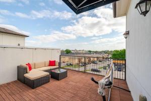 un patio con divano e amaca sul balcone. di Private, city view , 5 beds, 2 balconies, Jacuzzi a Houston