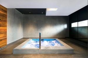 Una bañera grande en una habitación grande con en Luxurious 2BR Apartment - Central CBD Location with Pool, Gym, en Melbourne