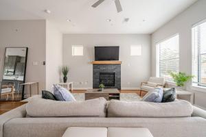 un soggiorno con divano e camino di Private, city view , 5 beds, 2 balconies, Jacuzzi a Houston