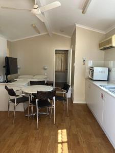Kuchyň nebo kuchyňský kout v ubytování Cloncurry Caravan Park Oasis