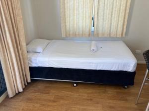 Llit o llits en una habitació de Cloncurry Caravan Park Oasis