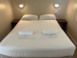 Llit o llits en una habitació de Cloncurry Caravan Park Oasis